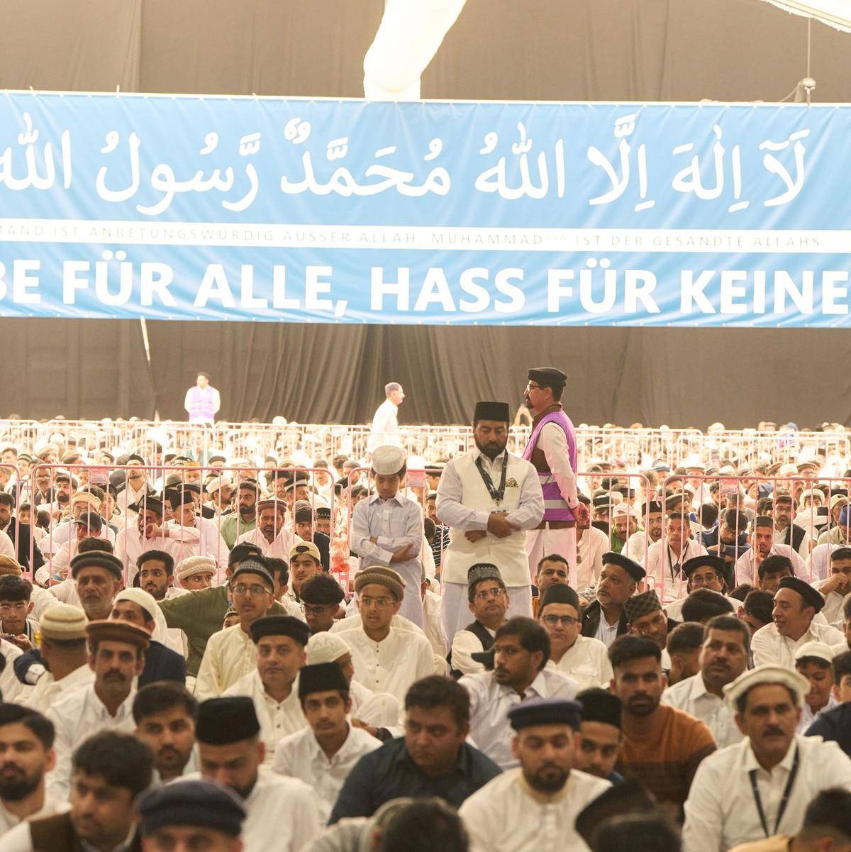 Bei dem Treffen wird viel zusammen gebetet. - Foto: Thomas Frey/dpa