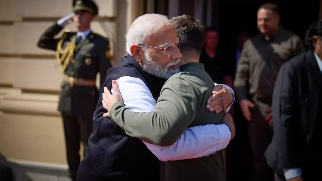 Auch Selenskyj bekommt seine Umarmung von Modi - genauso wie wenige Wochen zuvor Kremlchef Putin. - Bild: Ukrainian Presidential Press Office/AP/dpa