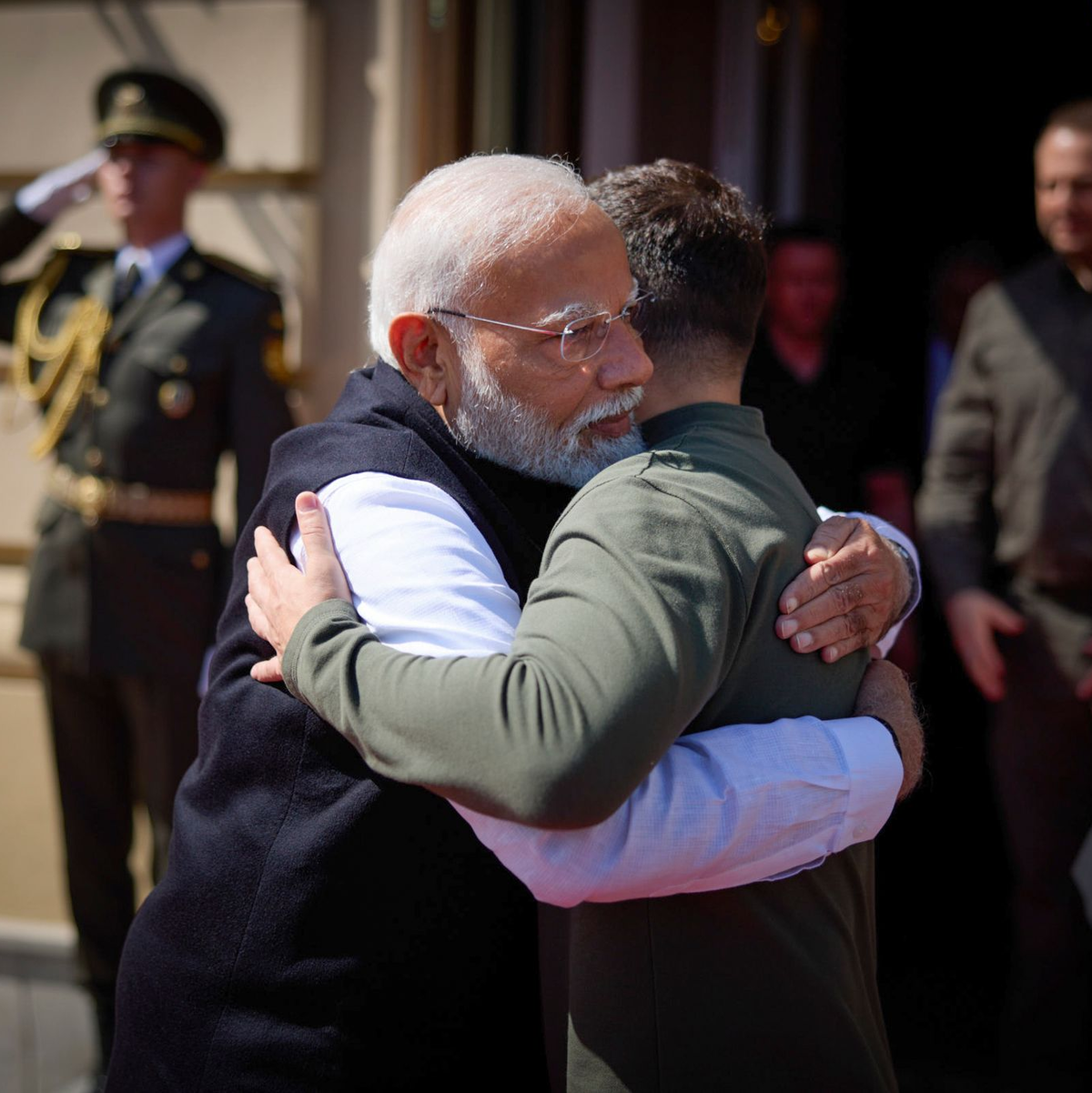 Auch Selenskyj bekommt seine Umarmung von Modi - genauso wie wenige Wochen zuvor Kremlchef Putin. - Foto: Ukrainian Presidential Press Office/AP/dpa