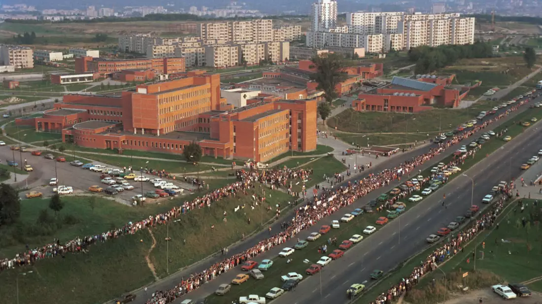 Zwei Millionen Esten, Letten und Litauer reihten sich 1989 in die Menschenkette «Baltischer Weg» ein. (Archivbild) - Bild: A. Sabaliauskas/Tass/dpa