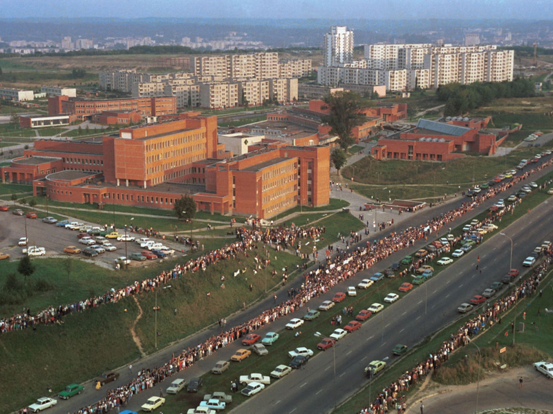 Zwei Millionen Esten, Letten und Litauer reihten sich 1989 in die Menschenkette «Baltischer Weg» ein. (Archivbild) - Foto: A. Sabaliauskas/Tass/dpa