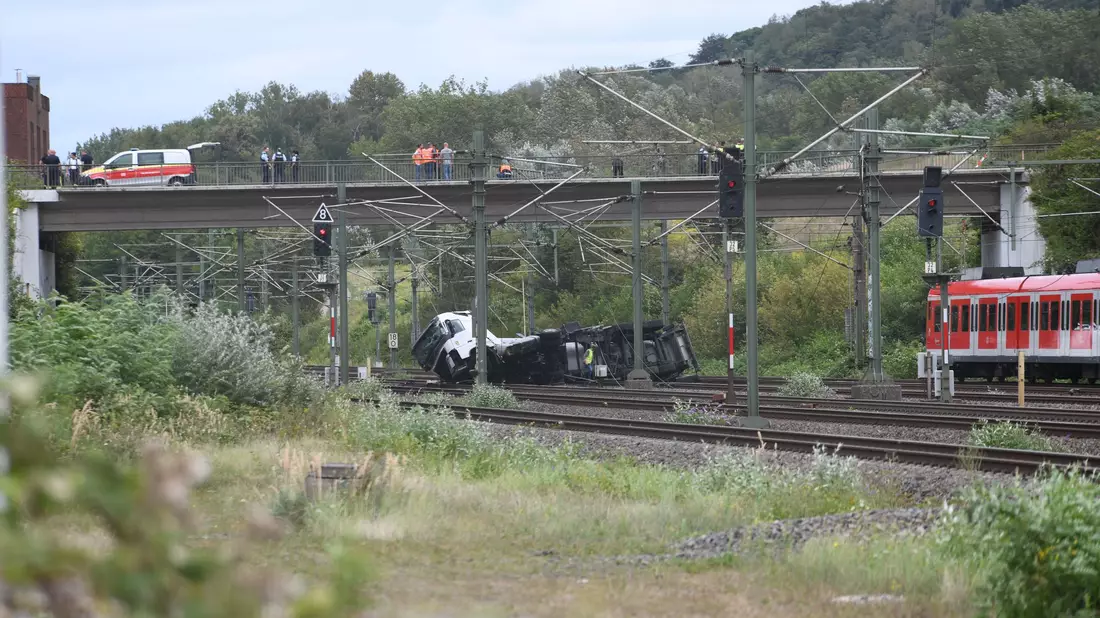 An einem Bahnhof in Kerpen westlich von Köln ist ein Lastwagen von einer Brücke auf Gleise gestürzt. - Bild: Vincent Kempf/dpa