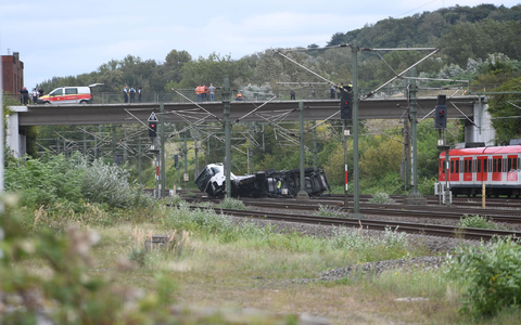 An einem Bahnhof in Kerpen westlich von Köln ist ein Lastwagen von einer Brücke auf Gleise gestürzt. - Foto: Vincent Kempf/dpa