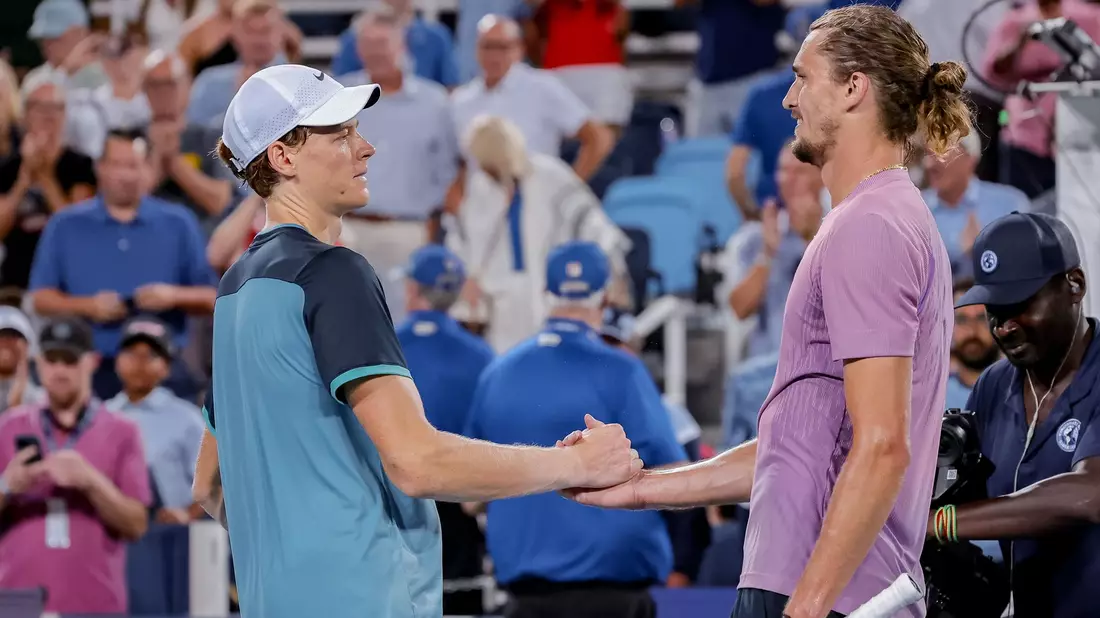 Alexander Zverev (r) spricht erstmals über die positiven Dopingtests von Jannik Sinner. Zuletzt musste der Deutsche sich seinem Kontrahenten im Halbfinale von Cincinnati geschlagen geben. - Bild: Scott Stuart/ZUMA Press Wire/dpa