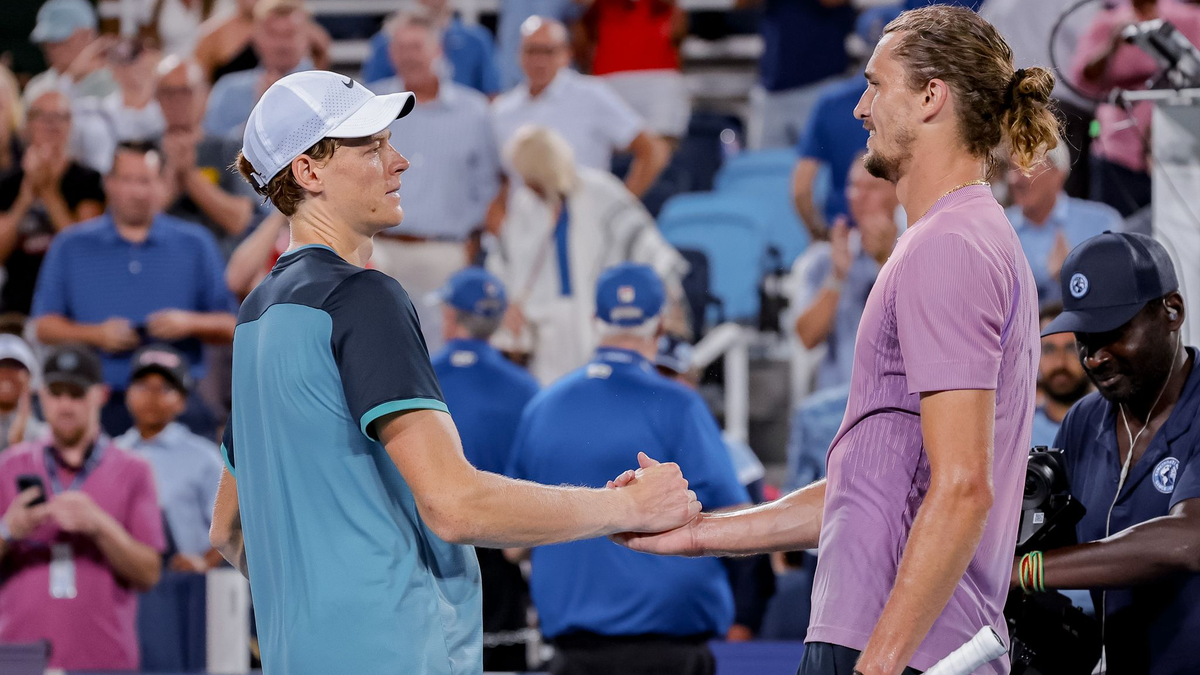 Alexander Zverev (r) spricht erstmals über die positiven Dopingtests von Jannik Sinner. Zuletzt musste der Deutsche sich seinem Kontrahenten im Halbfinale von Cincinnati geschlagen geben. - Foto: Scott Stuart/ZUMA Press Wire/dpa