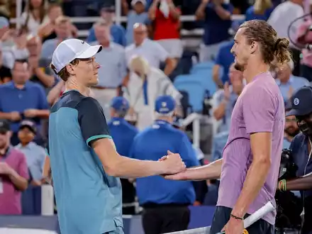 Alexander Zverev (r) spricht erstmals über die positiven Dopingtests von Jannik Sinner. Zuletzt musste der Deutsche sich seinem Kontrahenten im Halbfinale von Cincinnati geschlagen geben. - Foto: Scott Stuart/ZUMA Press Wire/dpa