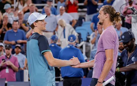 Alexander Zverev (r) spricht erstmals über die positiven Dopingtests von Jannik Sinner. Zuletzt musste der Deutsche sich seinem Kontrahenten im Halbfinale von Cincinnati geschlagen geben. - Foto: Scott Stuart/ZUMA Press Wire/dpa