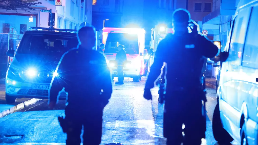 In der Nacht war ein Großaufgebot der Polizei in Solingen im Einsatz. - Bild: Gianni Gattus/dpa