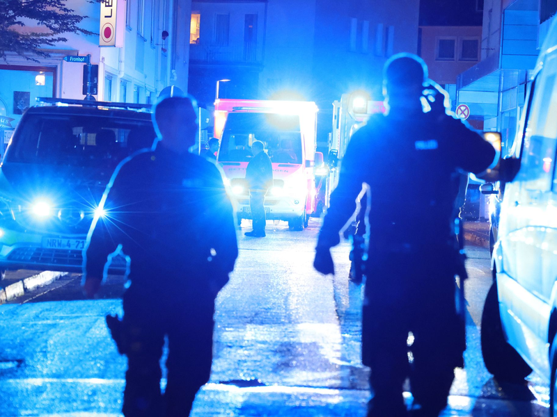 Rettungskräfte sind nach der Messerattacke in Solingen im Einsatz. - Foto: Gianni Gattus/dpa