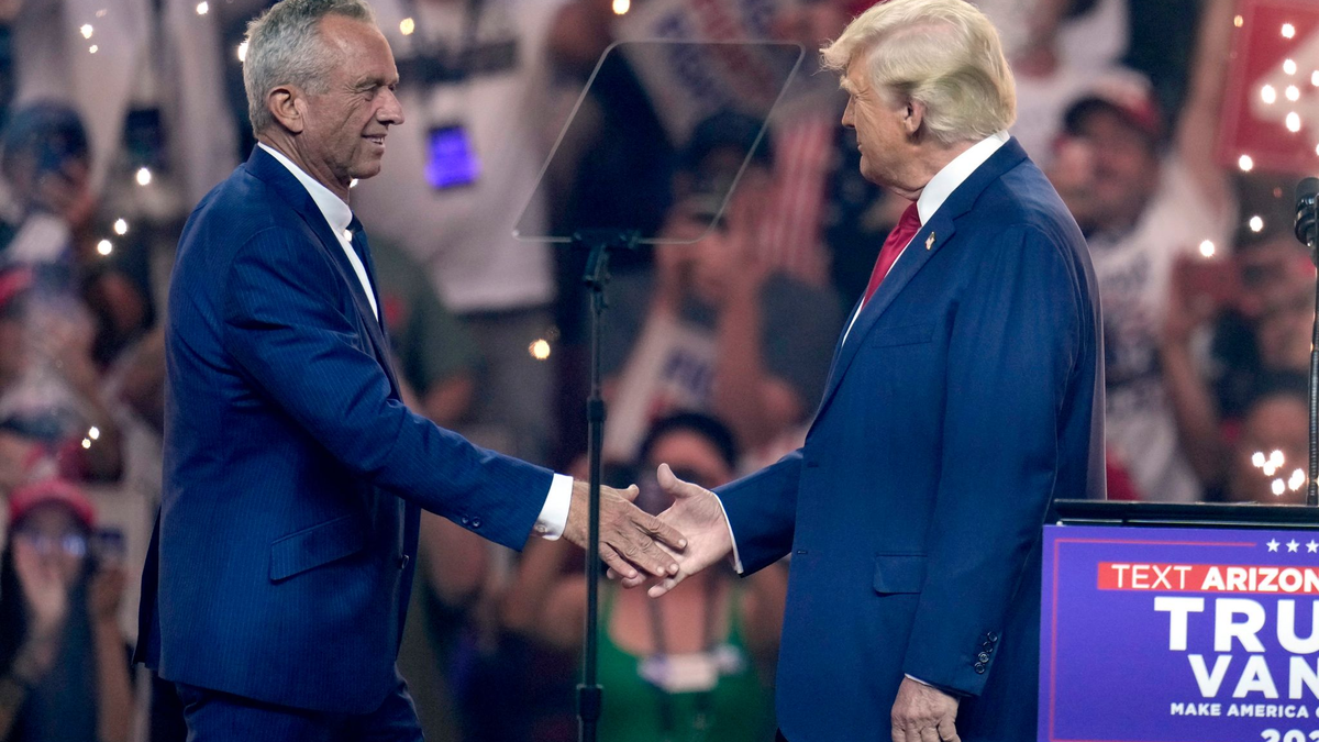 Donald Trump empfängt Robert F. Kennedy im Wahlkampf mit offenen Armen. - Foto: Ross D. Franklin/AP