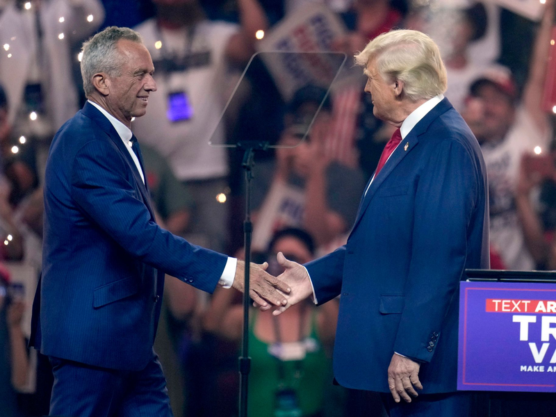 Donald Trump empfängt Robert F. Kennedy im Wahlkampf mit offenen Armen. - Foto: Ross D. Franklin/AP