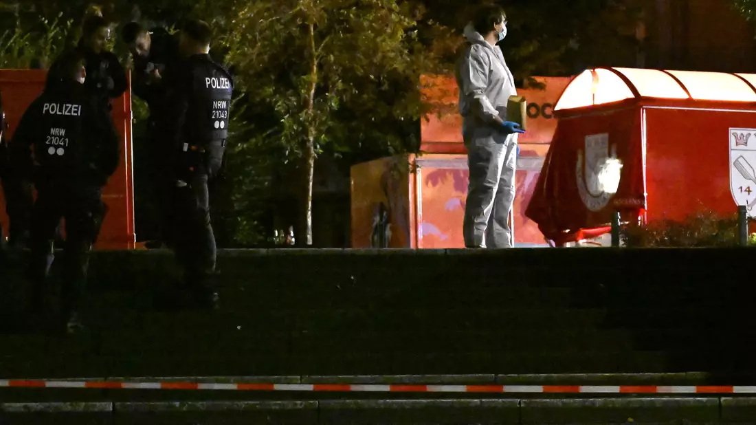 Beamte sichern rund um den Tatort Spuren. - Bild: Federico Gambarini/dpa