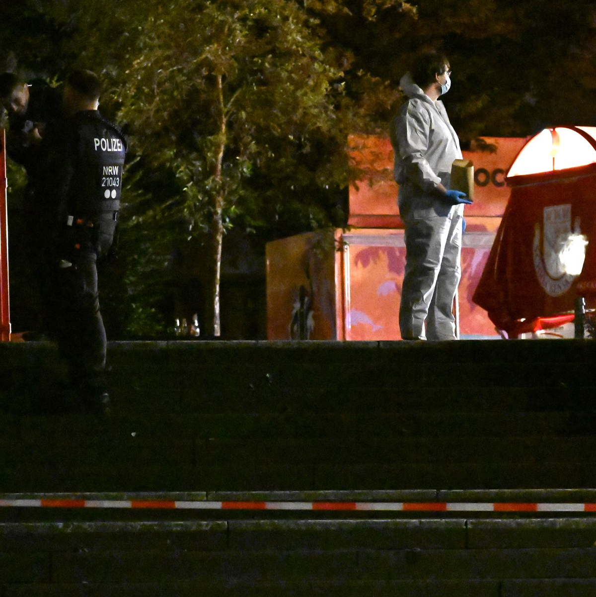 Beamte sichern rund um den Tatort Spuren. - Foto: Federico Gambarini/dpa