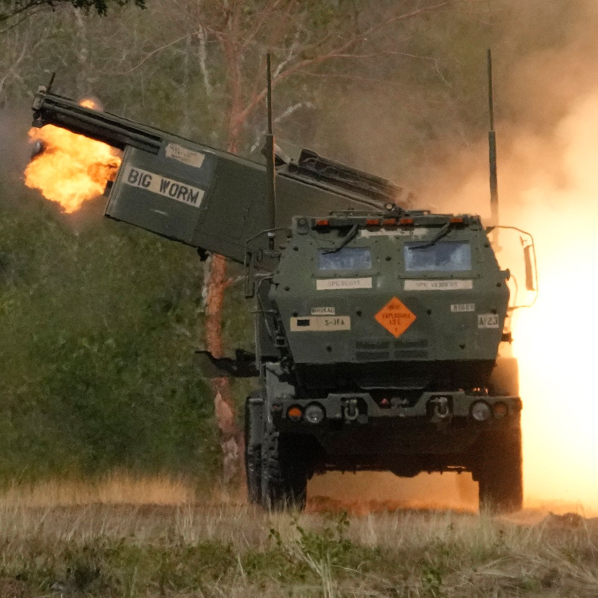 Washington schickt ein neues Paket in die Ukraine - darunter Munition für US-Mehrfachraketenwerfer vom Typ Himars. (Archivbild) - Foto: Aaron Favila/AP/dpa