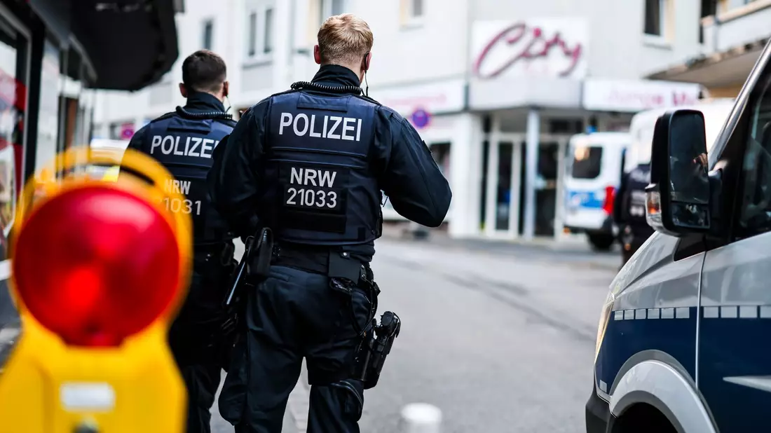 Am Morgen steht Solingen unter Schock. - Bild: Christoph Reichwein/dpa