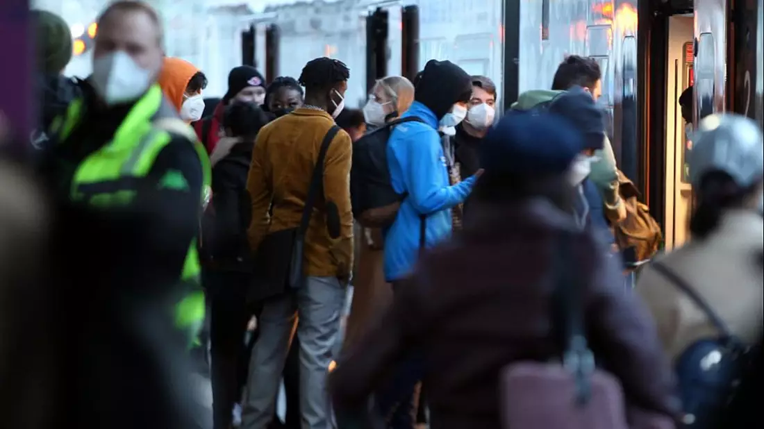 Menschen mit Maske (Archiv) - Bild: über dts Nachrichtenagentur