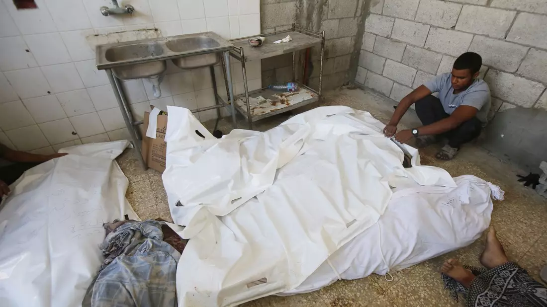 Trotz teilweiser humanitärer Feuerpause greift Israel weiter im Gazastreifen an - in den Krankenhäusern trauern die Angehörigen um ihre Toten. - Bild: Omar Ashtawy/APA Images via ZUMA Press Wire/dpa