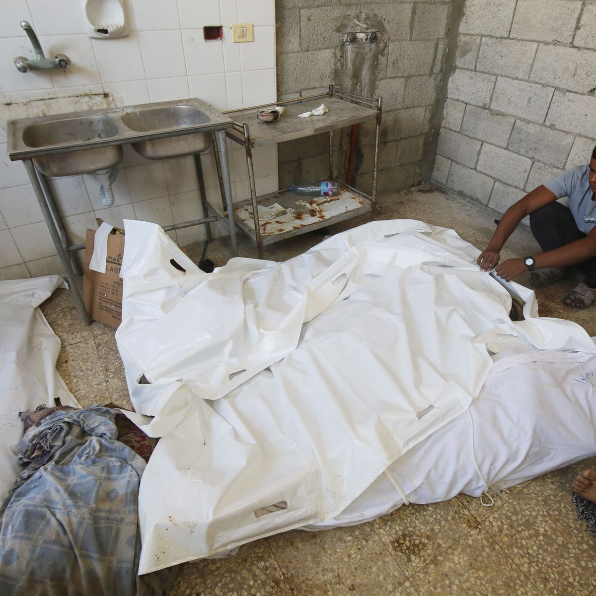 Trotz teilweiser humanitärer Feuerpause greift Israel weiter im Gazastreifen an - in den Krankenhäusern trauern die Angehörigen um ihre Toten. - Foto: Omar Ashtawy/APA Images via ZUMA Press Wire/dpa