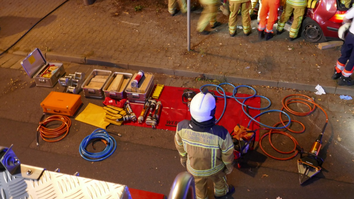 FW Dresden: Mehrere Brände und ein schwerer Verkehrsunfall in der Nacht zum 24. August 2024 - Foto: presseportal.de