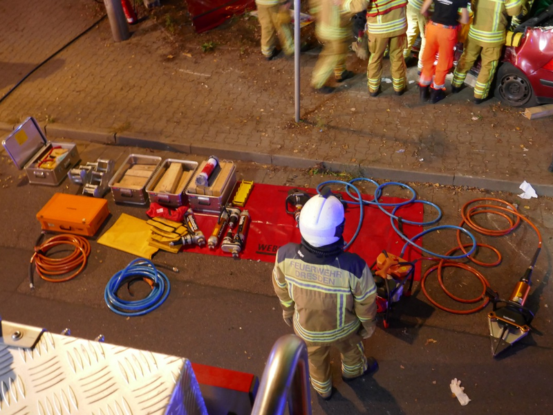 FW Dresden: Mehrere Brände und ein schwerer Verkehrsunfall in der Nacht zum 24. August 2024 - Foto: presseportal.de