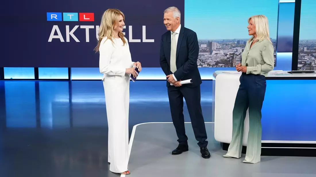 Lena Kuhlmann von Guinness World Records überreicht Peter Kloeppel und Ulrike von der Groeben die Auszeichnung als «Longest Serving National News Anchor Duo». Seit dem 6. April 1992 haben Kloeppel und von der Groeben insgesamt 4.580 Sendungen gemeinsam moderiert. - Bild: ---/RTL/dpa