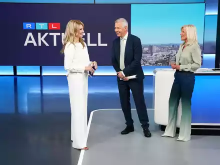 Lena Kuhlmann von Guinness World Records überreicht Peter Kloeppel und Ulrike von der Groeben die Auszeichnung als «Longest Serving National News Anchor Duo». Seit dem 6. April 1992 haben Kloeppel und von der Groeben insgesamt 4.580 Sendungen gemeinsam moderiert. - Foto: ---/RTL/dpa