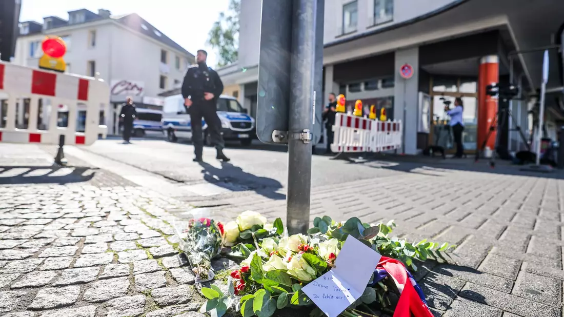 Aus der Luft sind am Tatort noch Zelte zu sehen. Auch eine Bühne ist noch aufgebaut. - Bild: Christoph Reichwein/dpa