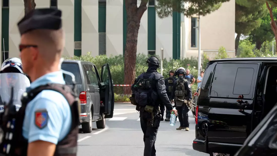 Ein Polizist wurde bei der Explosion leicht verletzt. (Archivbild) - Bild: Pascal Guyot/AFP/dpa