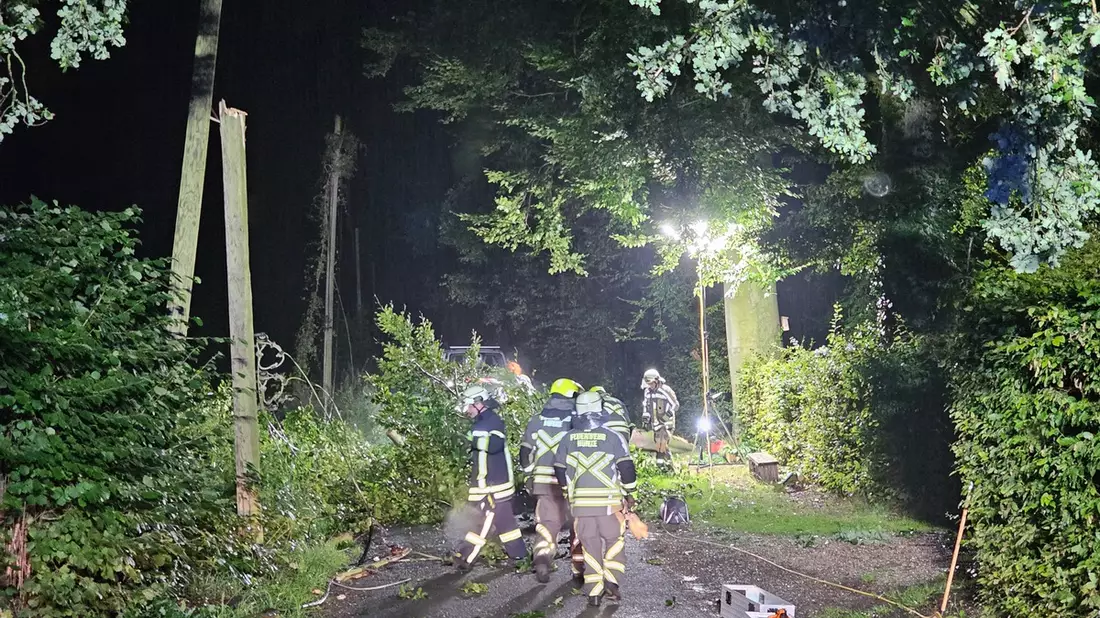 FW Hünxe: Strommast beschädigt - Nächtlicher Feuerwehreinsatz in Bruckhausen - Bild: presseportal.de