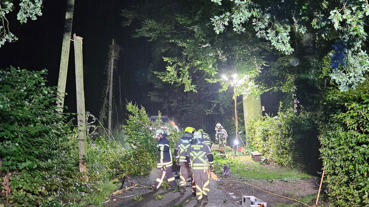 FW Hünxe: Strommast beschädigt - Nächtlicher Feuerwehreinsatz in Bruckhausen - Foto: presseportal.de