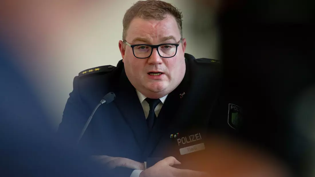 Auch am Tag nach dem tödlichen Anschlag äußern sich Spitzenpolitiker der Stadt Solingen sowie von Bund und Land fassungslos über das Geschehen. - Bild: Henning Kaiser/dpa