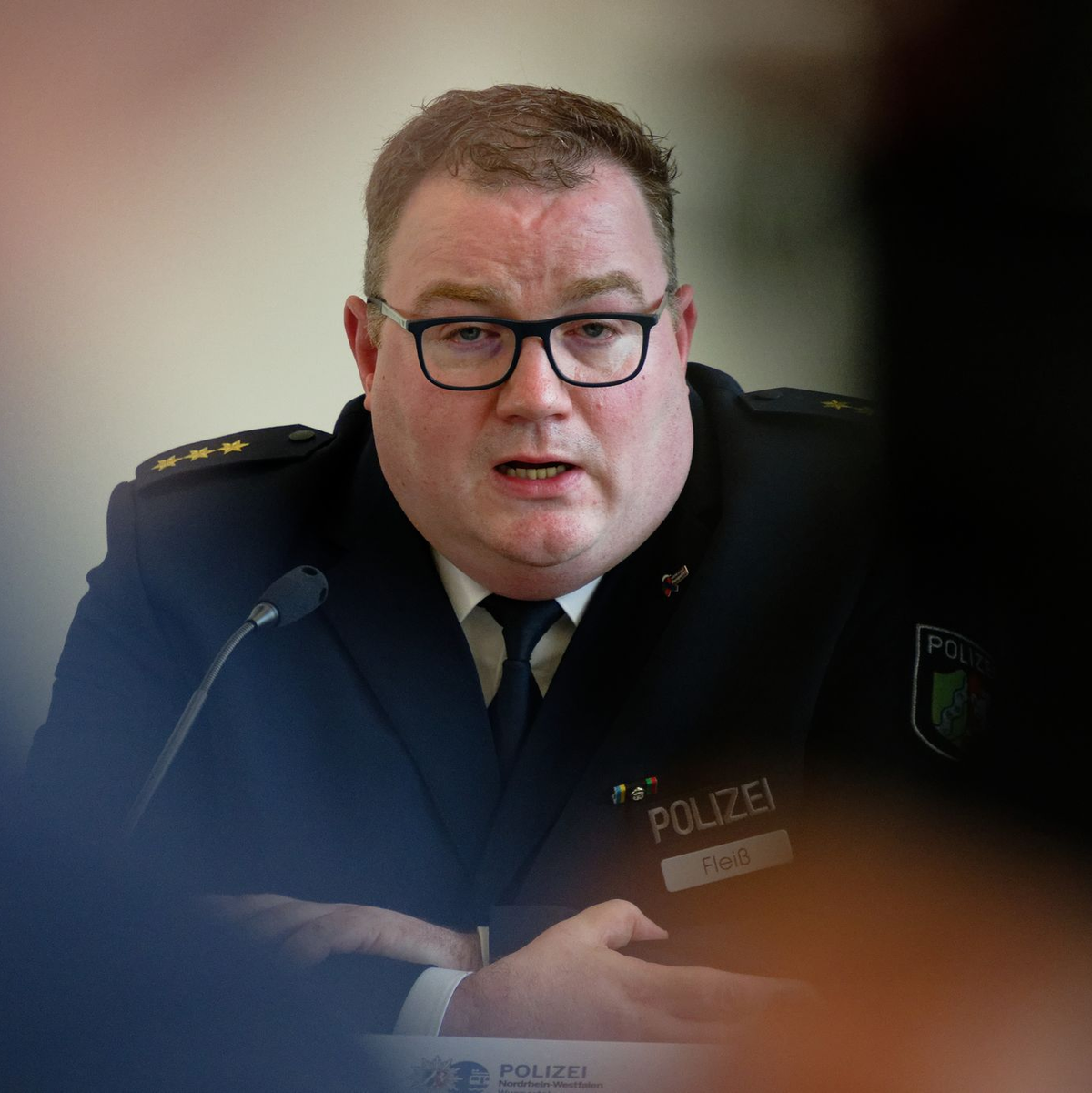 Kerzen und Blumen wurden in der Nähe des Tatorts in Solingen niedergelegt. - Foto: Henning Kaiser/dpa