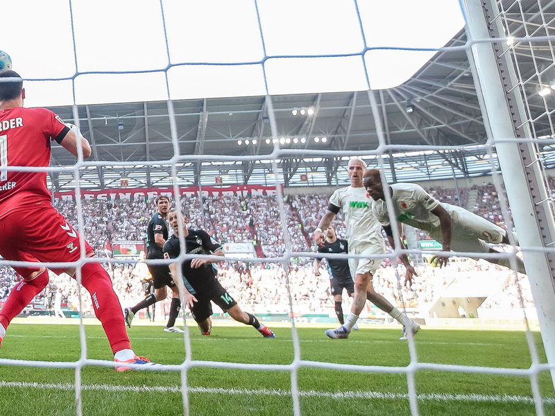 Bremens Cameron Puertas reagiert nach einer vergebenen Chance. Sein Schuss flog über das Augsburger Tor. - Foto: Harry Langer/dpa