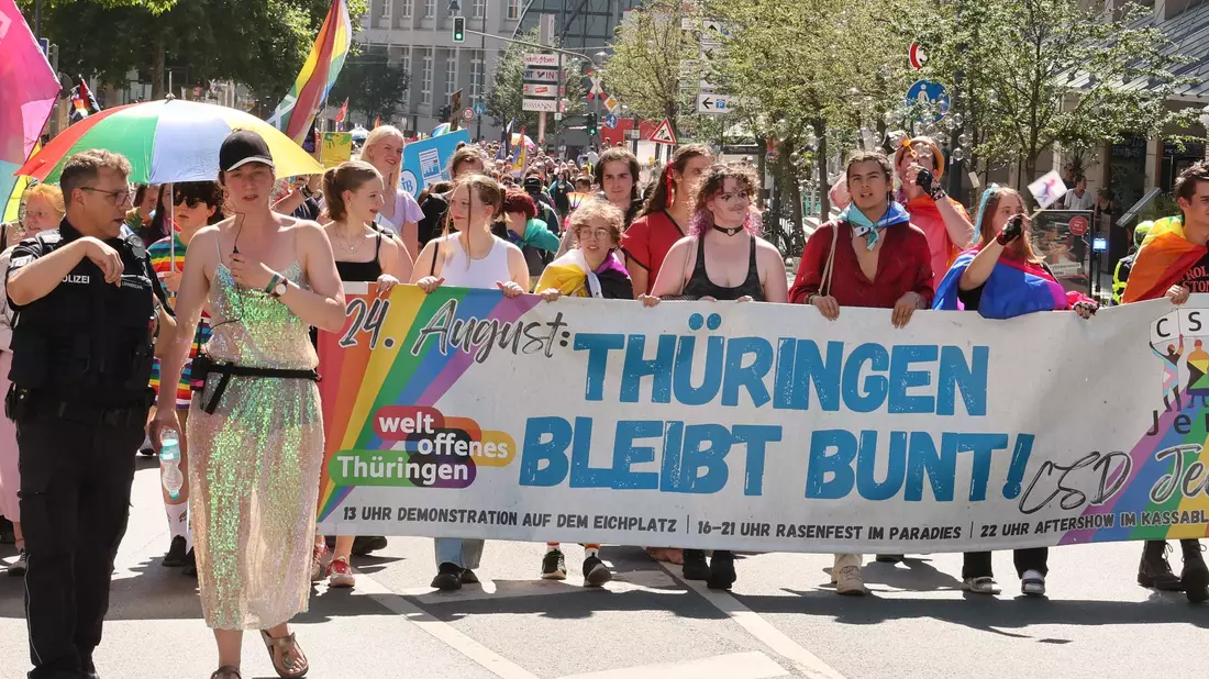 Unter dem Motto «Thüringen bleibt bunt!» gingen viele Menschen beim CSD auf die Straße. - Bild: Bodo Schackow/dpa