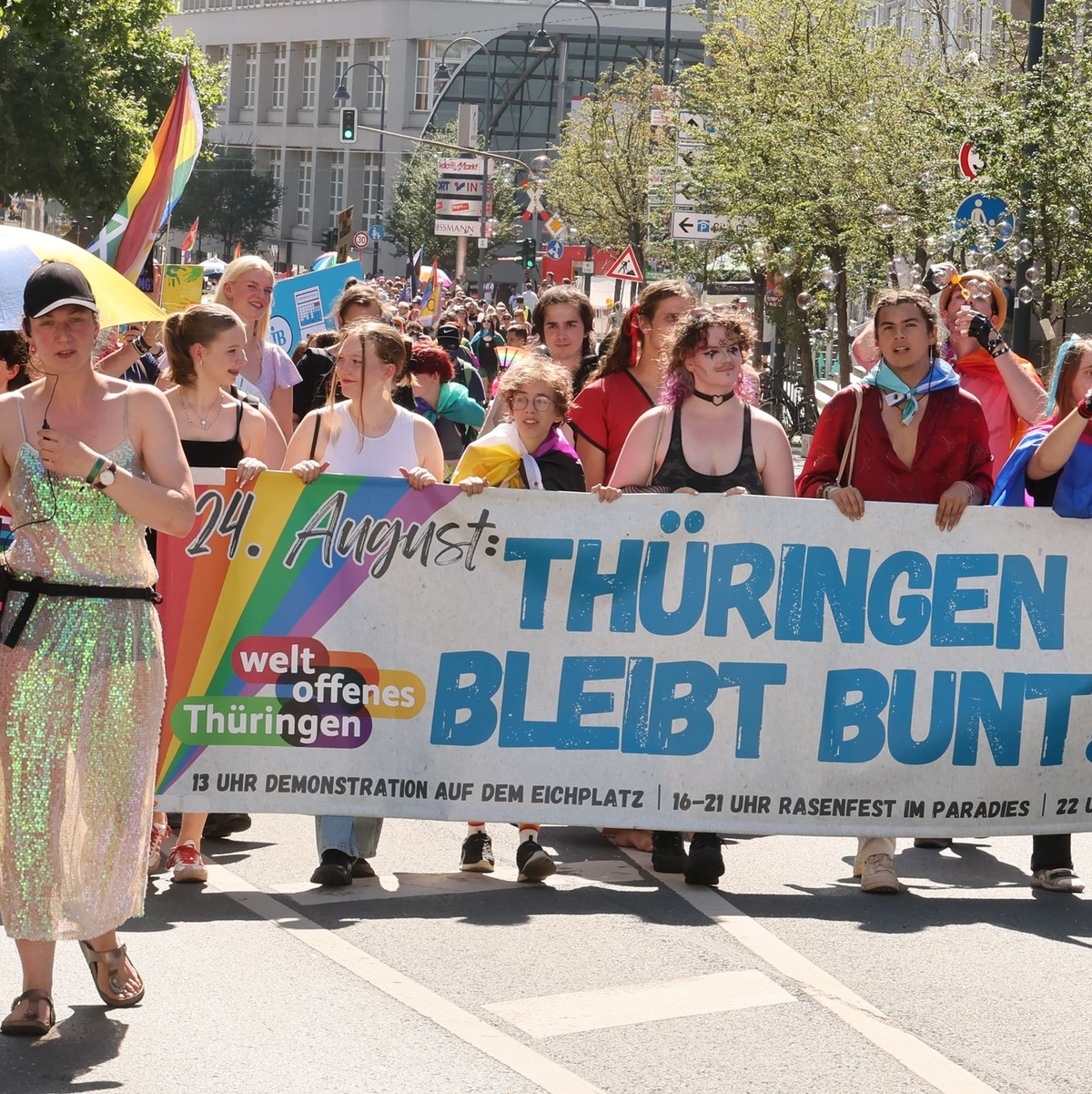 Unter dem Motto «Thüringen bleibt bunt!» gingen viele Menschen beim CSD auf die Straße. - Foto: Bodo Schackow/dpa
