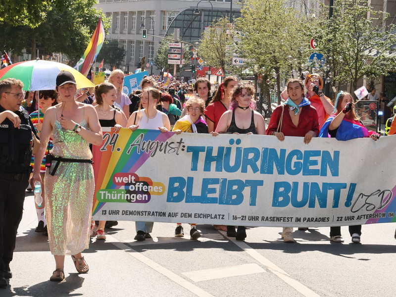 Unter dem Motto «Thüringen bleibt bunt!» gingen viele Menschen beim CSD auf die Straße. - Foto: Bodo Schackow/dpa
