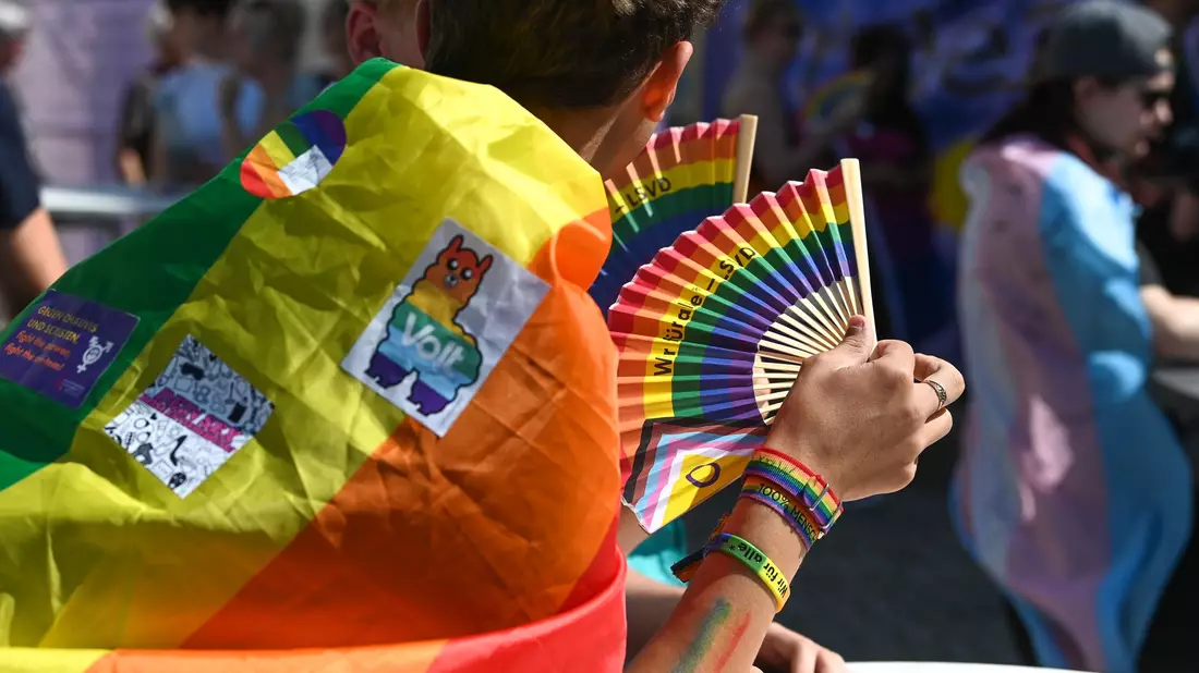Zum Christopher Street Day in Magdeburg gab es eine queere Parade mit Hunderten Teilnehmerinnen und Teilnehmern durch die Innenstadt. (Archivbild) - Bild: Heiko Rebsch/dpa