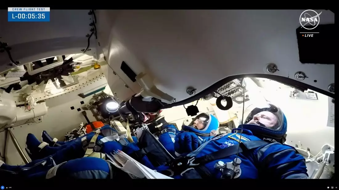 Auf dem von der Nasa veröffentlichten Foto warten die Nasa-Astronauten Butch Wilmore (r) und Suni Williams auf den Start in der Boeing «Starliner»-Kapsel im Space Launch Complex 41. (Archivbild) - Bild: Uncredited/NASA/AP/dpa