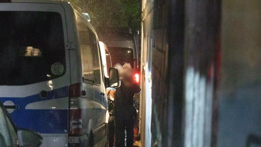 Auch eine Flüchtlingsunterkunft in Solingen wurde durchsucht - und ein Zeuge auf eine Wache gebracht. - Bild: Vincent Kempf/dpa