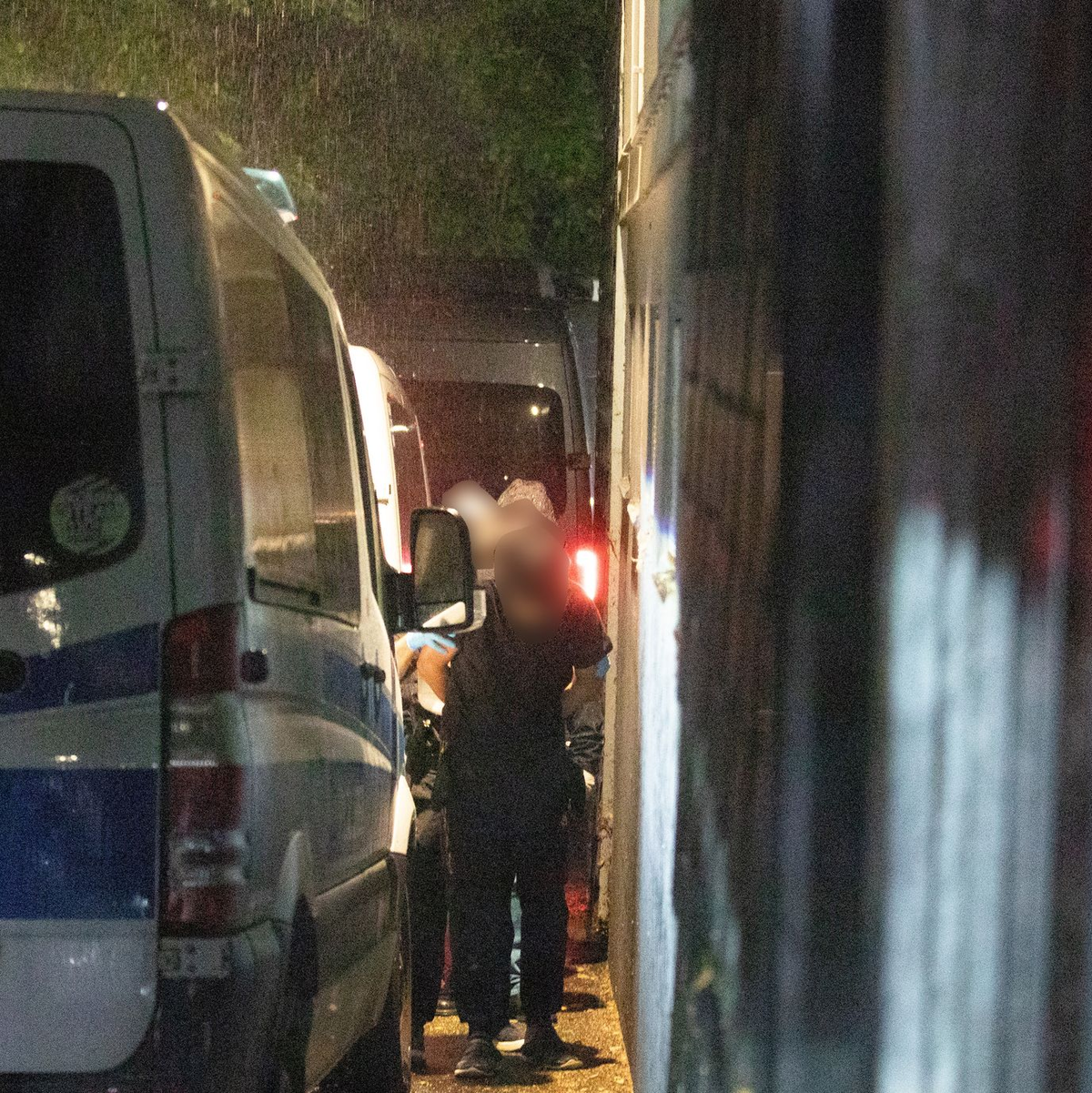 Auch eine Flüchtlingsunterkunft in Solingen wurde durchsucht - und ein Zeuge auf eine Wache gebracht. - Foto: Vincent Kempf/dpa