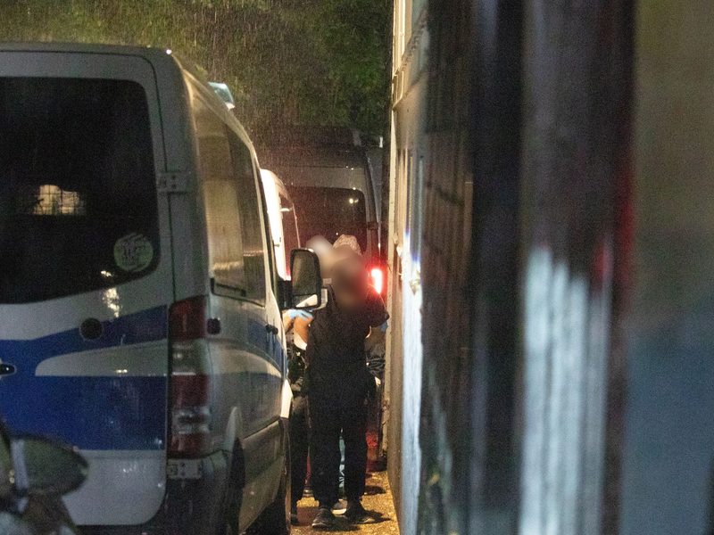 Auch eine Flüchtlingsunterkunft in Solingen wurde untersucht - und ein Zeuge auf eine Wache gebracht. - Foto: Vincent Kempf/dpa