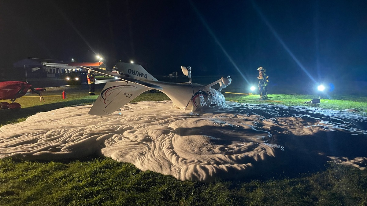 FW-LK Leer: Sturmböe erfasste Flugzeug auf dem Flugplatz Leer-Papenburg und beschädigte dieses schwer. - Foto: presseportal.de