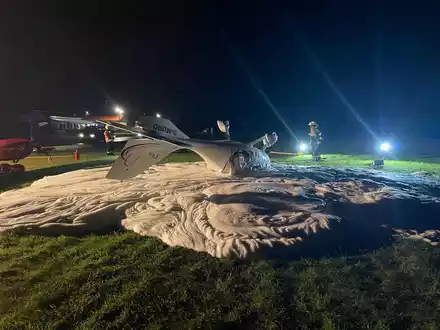 FW-LK Leer: Sturmböe erfasste Flugzeug auf dem Flugplatz Leer-Papenburg und beschädigte dieses schwer. - Foto: presseportal.de