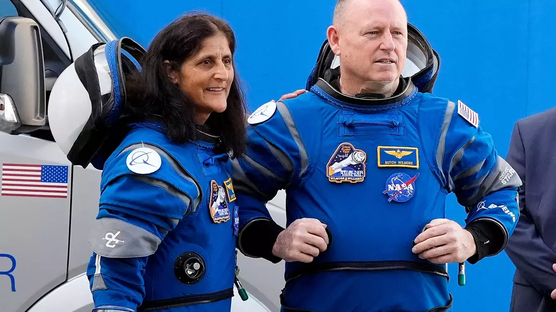 Die Nasa-Astronauten Suni Williams und Barry Wilmore bleiben länger im All. (Archivbild) - Bild: John Raoux/AP/dpa