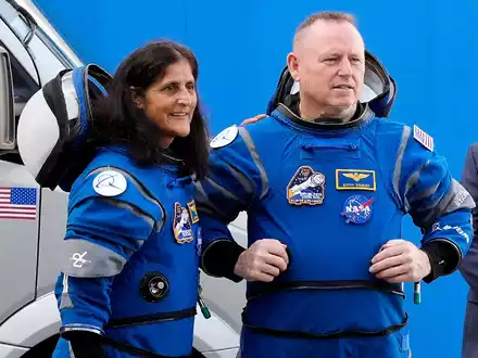 Die Nasa-Astronauten Suni Williams und Barry Wilmore bleiben länger im All. (Archivbild) - Foto: John Raoux/AP/dpa