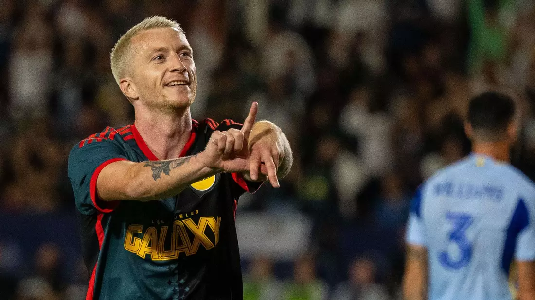 Großer Jubel mit dem Neuzugang: Marco Reus wird von seinem Teamkollegen nach dem 2:0 gefeiert.  - Bild: Maximilian Haupt/dpa