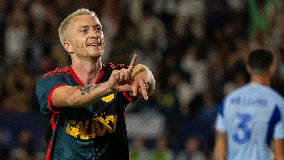 Großer Jubel mit dem Neuzugang: Marco Reus wird von seinem Teamkollegen nach dem 2:0 gefeiert.  - Foto: Maximilian Haupt/dpa