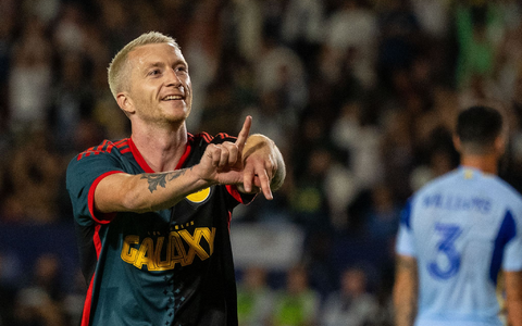 Großer Jubel mit dem Neuzugang: Marco Reus wird von seinem Teamkollegen nach dem 2:0 gefeiert. - Foto: Maximilian Haupt/dpa Großer Jubel mit dem Neuzugang: Marco Reus wird von seinem Teamkollegen nach dem 2:0 gefeiert. - Foto: Maximilian Haupt/dpa