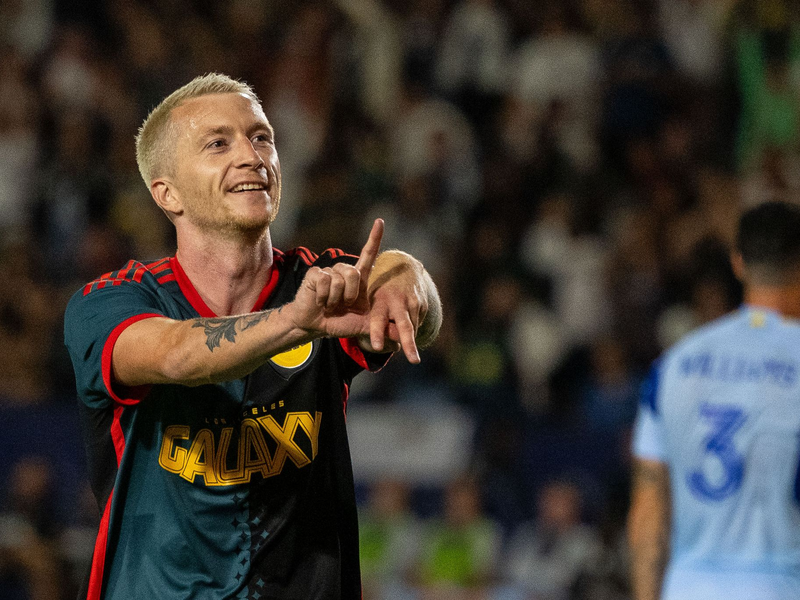 Großer Jubel mit dem Neuzugang: Marco Reus wird von seinem Teamkollegen nach dem 2:0 gefeiert.  - Foto: Maximilian Haupt/dpa