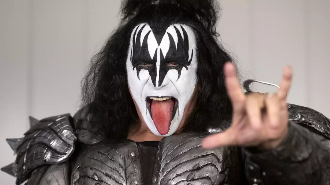 Mit Paul Stanley gründete Gene Simmons 1973 die Band Kiss, die 50 Jahre aktiv war. - Bild: Bernd Thissen/dpa